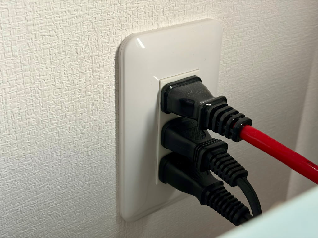 ハグミーのキッチンボード上にあるコンセントに家電のプラグが差し込んである様子