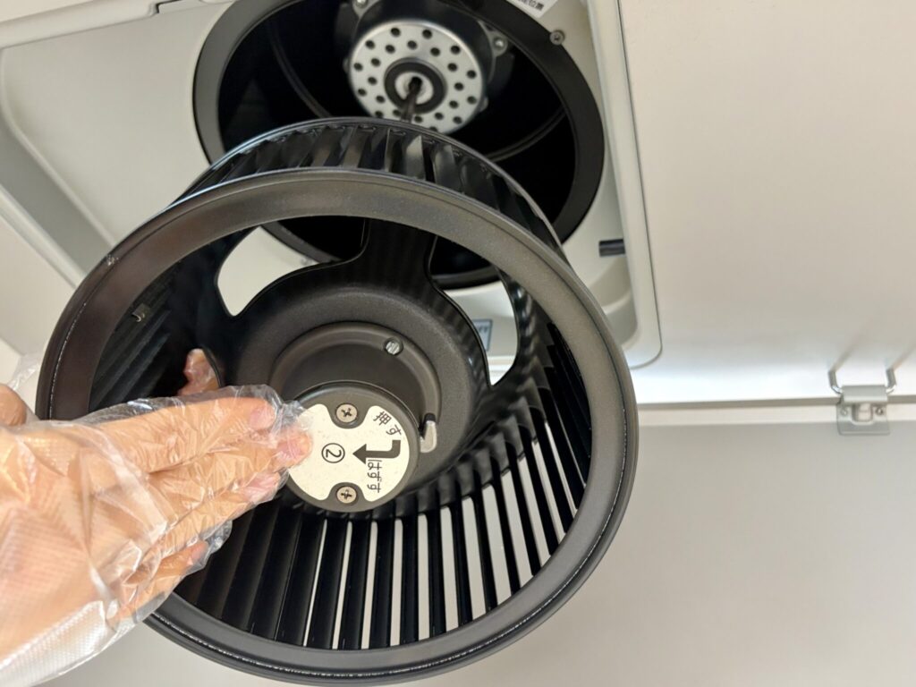 取り外したキレイツモフードのファン